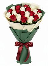 Букет Микс из красных и белых роз в Шербакуле