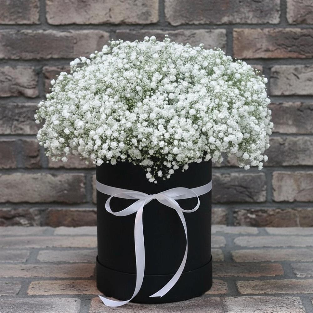 Цветочная композиция из Гипсофила в шляпной коробке в Шербакуле