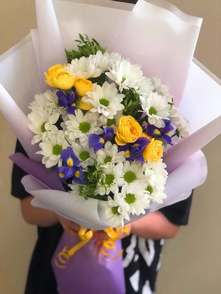 Букет цветов из: Ирисы, Хризантемы и Розы в Шербакуле