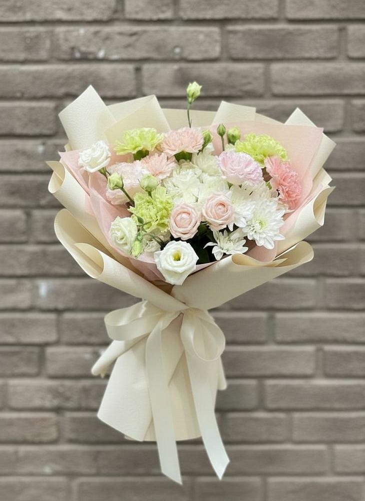 Букет цветов из: Гвоздики, Розы, Лизиантусы и Хризантемы в Шербакуле