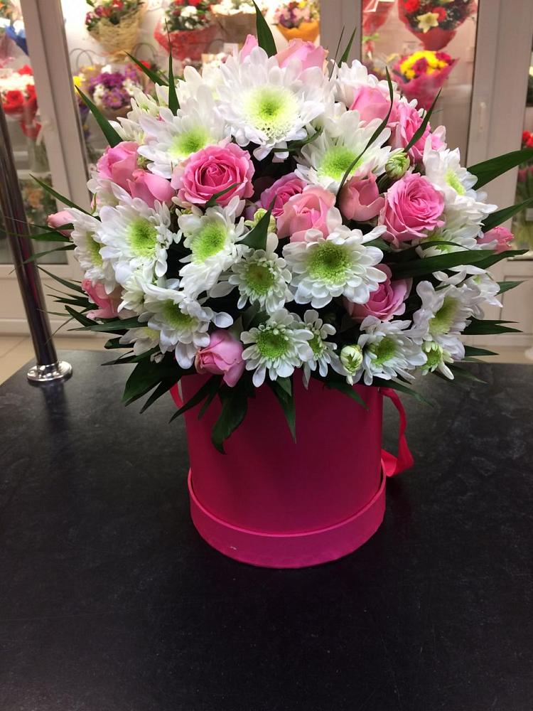 Цветочная композиция из Розы и Хризантемы в шляпной коробке в Шербакуле