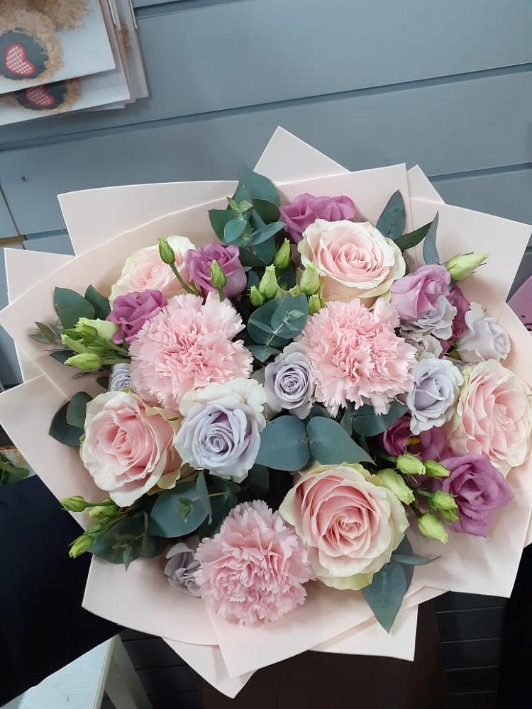 Букет цветов из: Розы, Гвоздики и Лизиантусы в Шербакуле