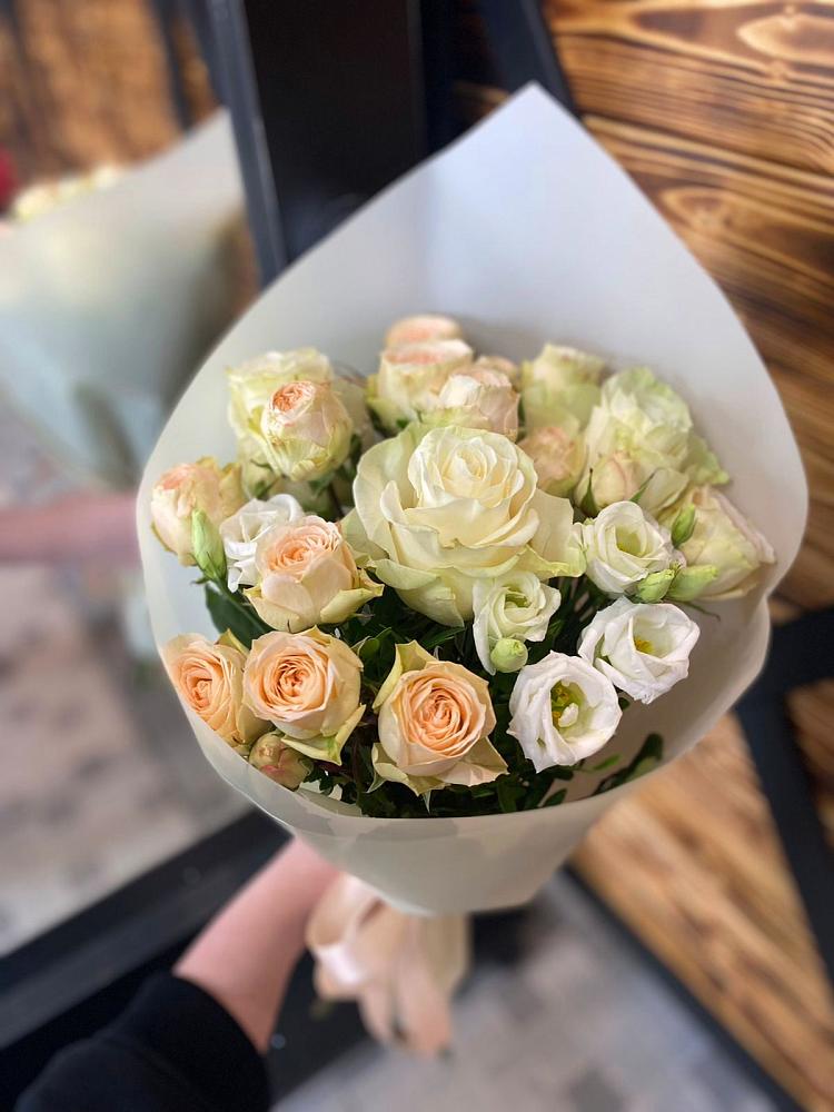 Букет цветов из: Розы и Лизиантусы в Шербакуле